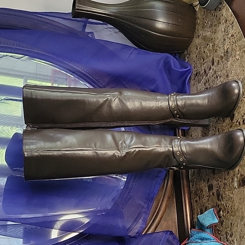 Brown leather boots by Isabella Reu.